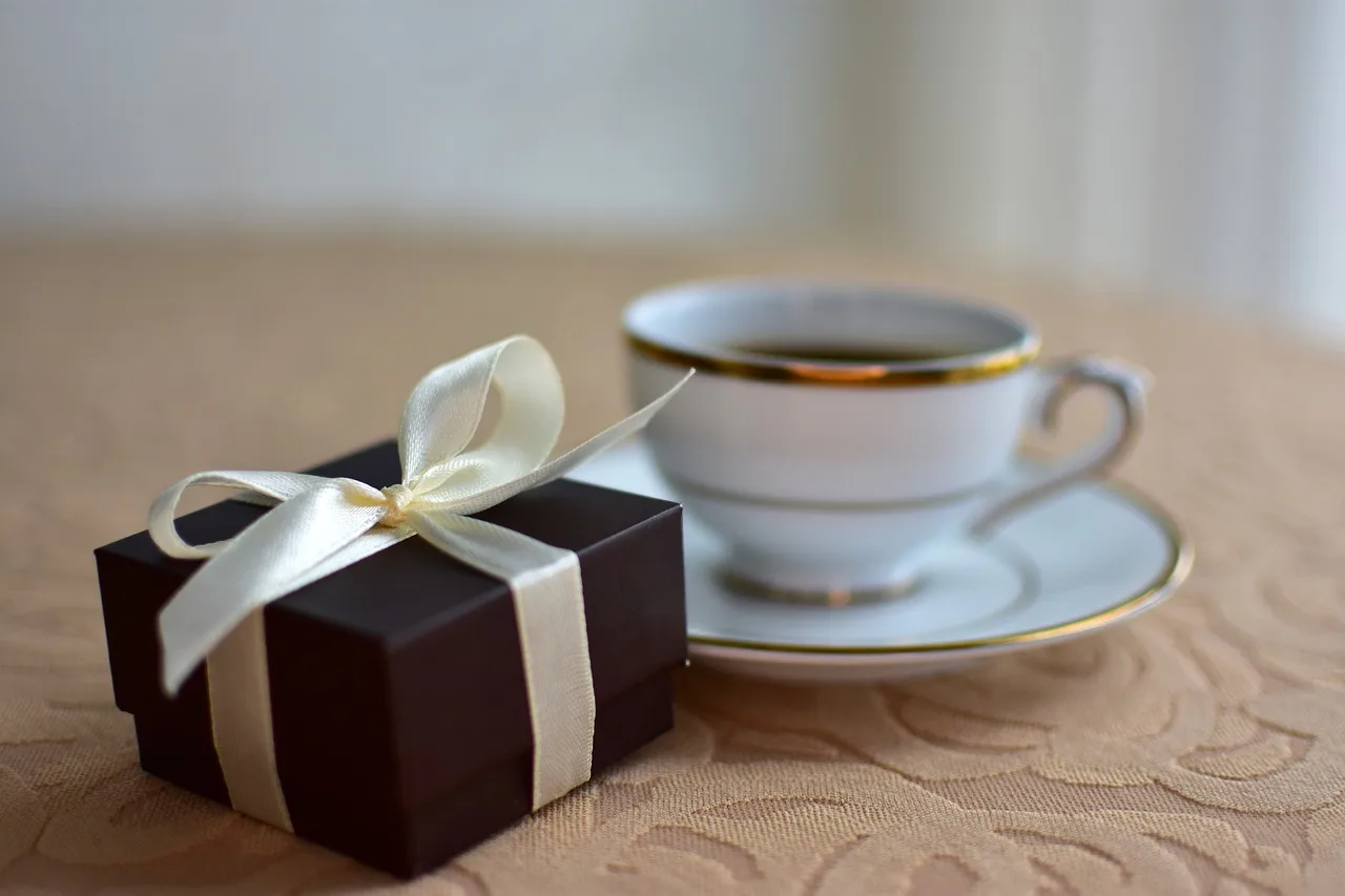 gift, box, present, coffee, tea. Revenue Model Design for Subscription Boxes: US Sales Tax and Churn Math
